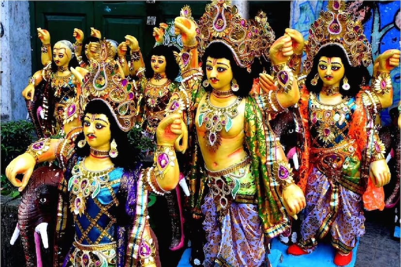 বিশ্বকর্মা পূজা এ বছর কবে? কাশীর জ্যোতিষী চক্রপাণি ভট্টের মত- যে এই বছর কন্যা সংক্রান্তি ১৭ সেপ্টেম্বর রবিবার। সেই দিন কন্যা সংক্রান্তির মুহূর্ত হল দুপুর ০১:৪৩ মিনিটে। এই সময়ে সূর্য দেবতা কন্যা রাশিতে গমন করবেন। এই সময়েই ১৭ সেপ্টেম্বর বিশ্বকর্মা পুজো পালন করা হবে। এই বছরের এই দিনটি ভাদ্রপদ মাসের শুক্লপক্ষের দ্বিতীয়া তিথি।