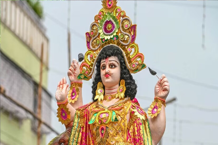 *সমুদ্র মন্থনের সময় সৃষ্টি হয় বিশ্বকর্মার। আবার কোথাও উল্লেখ করা আছে, অগ্নি এবং বায়ুর পুত্র হলেন বিশ্বকর্মা, জানিয়েছেন বাঁকুড়ার জ্যোতিষ গ্রামের স্বনামধন্য জ্যোতিষী দেবব্রত চট্টোপাধ্যায়।