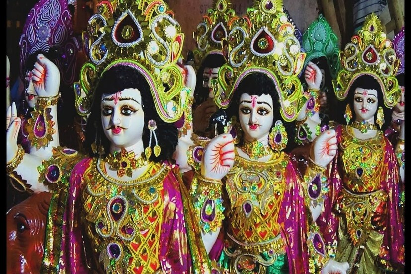 আজ সোমবার বিশ্বকর্মা পুজো। তার আগে রবিবারই বাজারে চিকেন বিক্রি হয়েছে প্রায় ২৫০ টাকা কেজিতে। এদিন শহরতলিতেই চিকেনের প্রতি কেজির দাম রয়েছে ২২০- ২৩০ টাকা কেজি। এছাড়া খোদ কলকাতায় ২৩০- ২৪০ টাকা কেজি দরে বিকোচ্ছে চিকেন। এমনকি কোনও কোনও জায়গায় দাম রয়েছে ২৪০- ২৫০ টাকাও।
