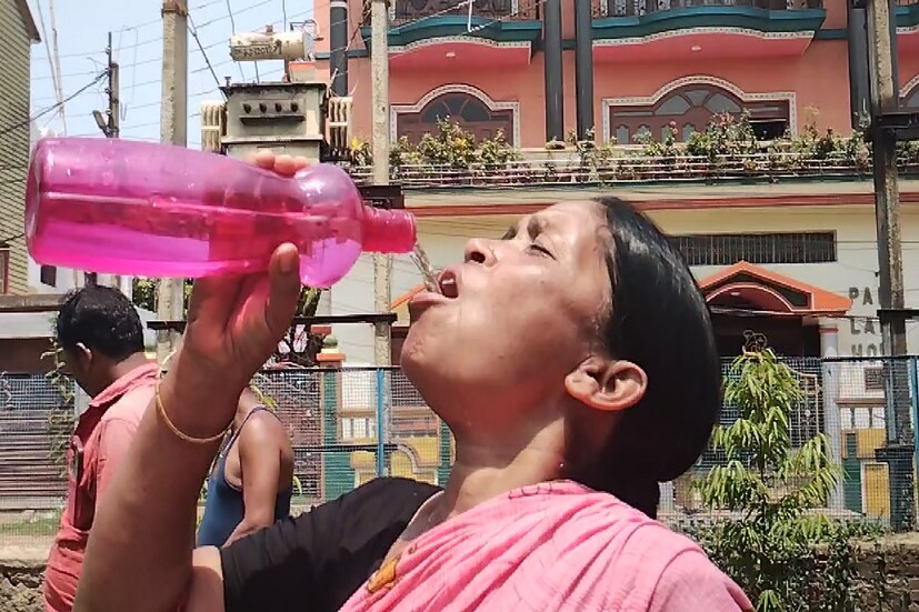 বাতাসে জলীয় বাষ্প বেশি রয়েছে এবং তাপমাত্রা স্বাভাবিকের ওপরে। মঙ্গলবার পর্যন্ত দক্ষিণবঙ্গে আর্দ্রতাজনিত অস্বস্তি বাড়বে।