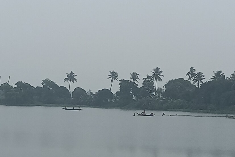 মেঘলা আকাশ ও বজ্রবিদ্যুৎ-সহ বৃষ্টির সম্ভাবনা বাড়বে। দক্ষিণবঙ্গে আজ, শুক্রবার বিক্ষিপ্ত বৃষ্টি হবে। উপকূলে বেশি বৃষ্টির আশঙ্কা রয়েছে। আগামিকাল থেকে বাড়বে বৃষ্টি। শনিবার থেকে মঙ্গলবার পর্যন্ত দক্ষিণবঙ্গে চলবে বৃষ্টির স্পেল। এমনটাই জানিয়েছে আবহাওয়া দফতর ৷