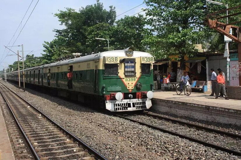 তবে যাত্রীদের উদ্বেগ দূর করতে সক্রিয় পূর্ব রেল কর্তৃপক্ষ। তাঁদের দাবি, কৌশিকী অমাবস্যায় তারাপীঠ যেতে ভক্তদের কোনও সমস্যা হবে না।