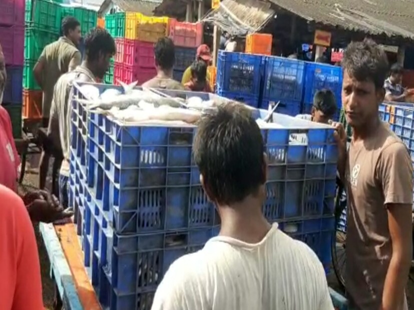পর্যটকদের এই চাহিদাকে পুঁজি করে মৎস্য নিলাম কেন্দ্রের অদূরে মোহনার তীর । সেখানেই গ্রোয়িং বাঁধ চত্বরে মাছের দোকান খুলে বসেছেন কিছু মানুষ। তাঁদের বিরুদ্ধেই অভিযোগ উঠছে লোক ঠকানোর।