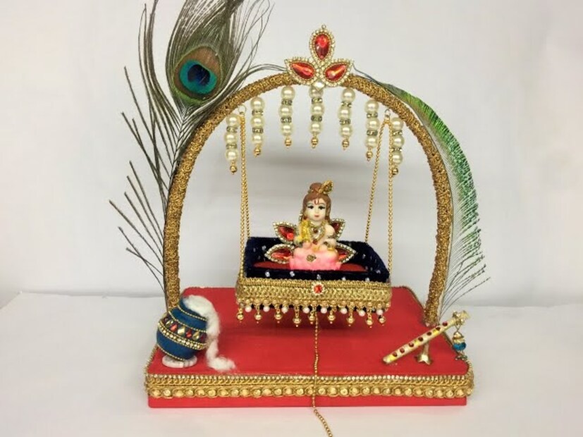 অনেক মন্দিরে বা ভক্তদের বাড়িতে দোলনা ঝোলানো হয় গাছে৷ সেই দোলনায় দোদুল্যমান থাকেন স্বয়ং শ্রীকৃষ্ণের বালগোপাল বা নাড়ুগোপাল বিগ্রহ৷