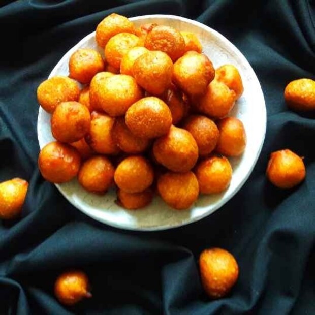রোহিণী নক্ষত্র সমাপনে এবং অষ্টমী তিথি শেষ হলে উপবাস ভঙ্গ করা হয়৷ চরণামৃত এবং প্রসাদ খেয়ে উপবাস ভঙ্গ করা হয়৷ পুজোর আয়োজনে গুরুত্বপূর্ণ হল পায়েস বা ক্ষীর৷ বাংলার ঘরে ঘরে জন্মাষ্টমী উপলক্ষে তৈরি হয় তালের বড়া৷