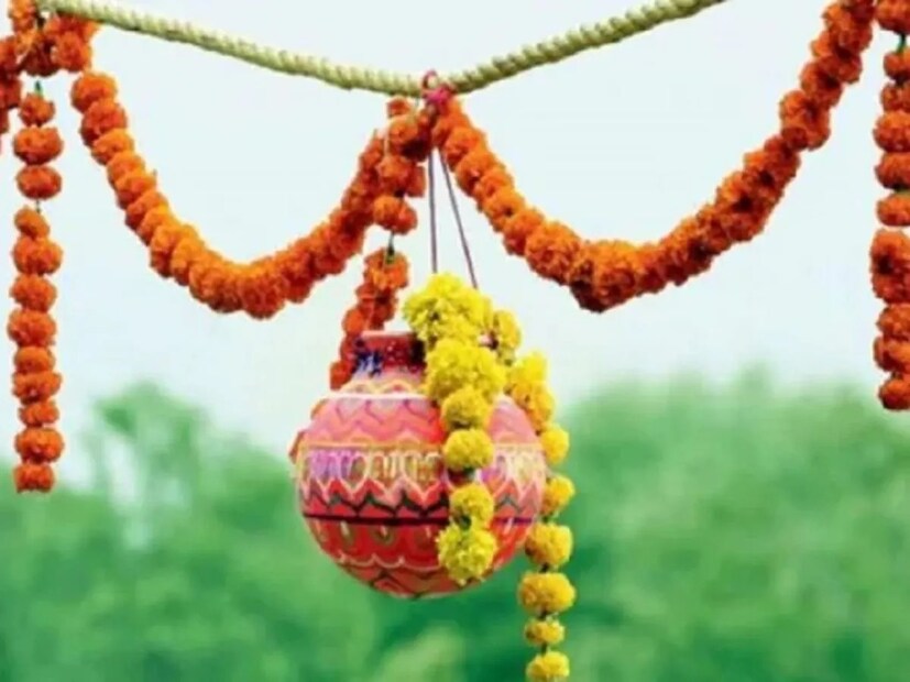 মহারাষ্ট্রে জন্মাষ্টমীর পর দিন পালিত হয় দহি হান্ডি রীতি৷ মানব পিরামিড তৈরি করে তার একদম উপরে উঠে ভাঙা হয় দই, মিছরি মাখনে পরিপূর্ণ হাঁড়ি৷ 