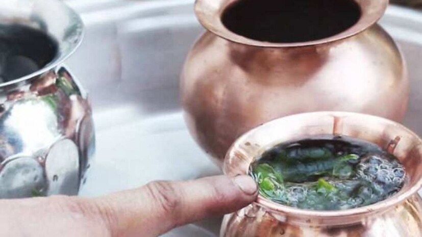 স্নানের জলে গঙ্গাজল ও হলুদ মিশিয়ে স্নান করুন৷ বিয়ের পথে বাধা থাকলে তা দূর হবে দ্রুত৷ বাড়ির উপর থেকে কাটবে বাস্তুদোষও৷