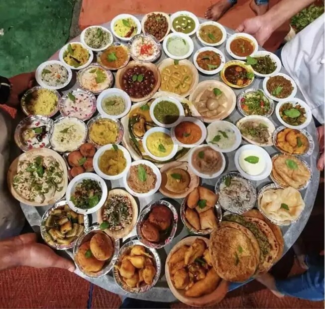 দেখে নেওয়া যাক কী কী থাকতে পারে ছাপ্পান্ন ভোগের মধ্যে। মাখন মিছরি, ক্ষীর, রসগোল্লা, লাড্ডু, জিলিপি, রাবড়ি, মালপোয়া, মোহনভোগ সাজিয়ে দেওয়া হয়।