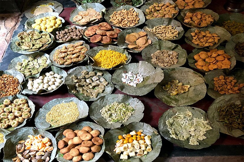 গোপালের সামনে সাজিয়ে দেওয়া হয় চিনি, মঠ, চাটনি, মোরব্বা, কলা, আঙুর, আপেল এবং অবশ্যই বাংলার বিশেষত্ব তালের বড়া।