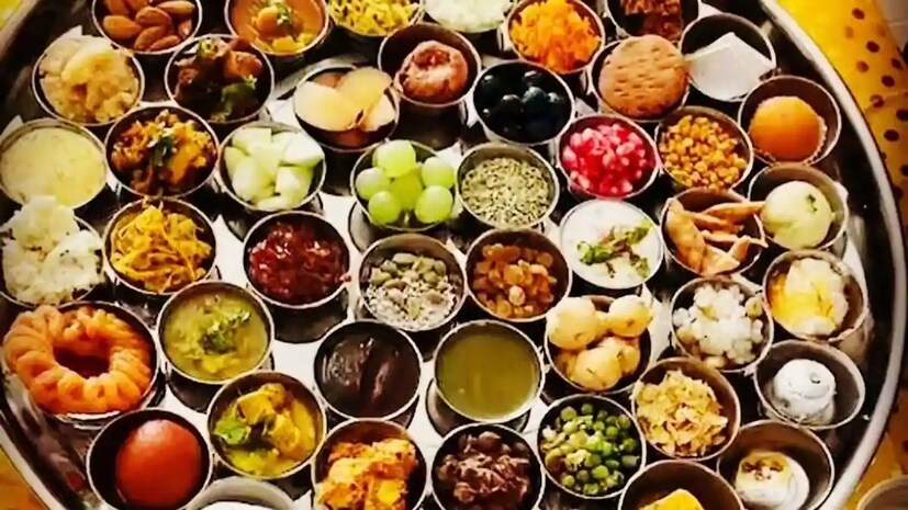 ভোগপ্রসাদে থাকে কিশমিশ, নানা ধরনের ভাজা, শাক, দই, অন্ন, তরকারি, পাঁপড় ও লুচি।