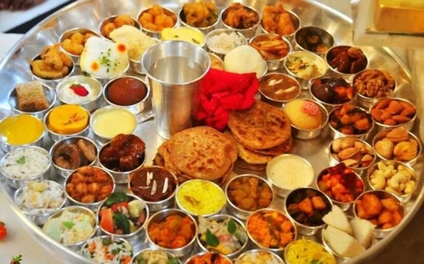 অনেক জায়গায় নিবেদন করা হয় খিচুড়ি, ডালিয়া, ঘি, মধু, সাদা মাখন, তাজা ননী, রাধাবল্লভী এবং আলুরদম।