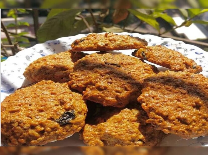 'কুকিস' আমেরিকান ইংরেজি শব্দ। যা এসেছে ডাচ শব্দ ‘কোয়েকজ’-থেকে। যার অর্থ ছোট কেক। কুকিজ-এর ব্যাটার ঘন হয়। বাদাম, ওটস, চকোলেট চিপস, কিসমিসের মতো উপাদান থাকায় বেক হতে বেশি সময় লাগে। খেতেও মুচমুচে হয় না ।