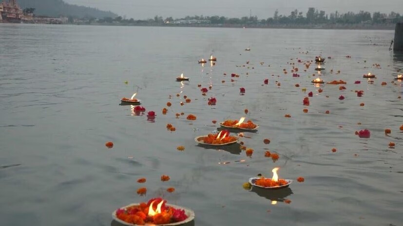 গৃহস্থের বাড়িতে গঙ্গাজল রেখে দেওয়া দীর্ঘ দিনের প্রচলিত রীতি। পুজো অর্চনা এবং বাস্তুদোষ দূর করতে পবিত্র গঙ্গাজল অপরিহার্য।