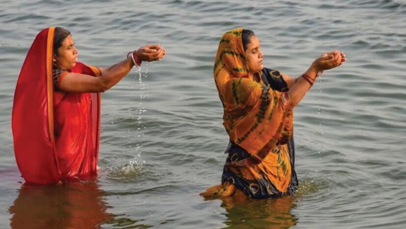 শোওয়ার ঘরেও গঙ্গাজলের পাত্র রাখবেন না।