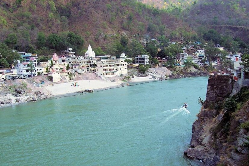 প্লাস্টিকের পাত্রে গঙ্গাজল রাখবেন না। গঙ্গাজল সব সময় রাখুন ধাতব পাত্রে। তবে লোহার পাত্রে রাখবেন না । 
