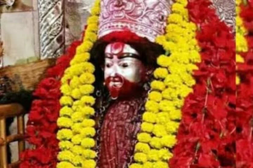 অমাবস্যার দিন আপনার বাড়িঘর খুব সুন্দর ভাবে পরিষ্কার রাখুন। ওই দিন যেন বাড়ি অপরিষ্কার না থাকে, সে দিকে নজর রাখবেন। কোনও এঁটো বাসনপত্র যেন না থাকে, সে দিকে খেয়াল রাখবেন। কোনও পুরনো, ছেঁড়া জামাকাপড় থাকলে, সেগুলি কাউকে দিয়ে দেবেন বা ফেলে দেবেন। শুধু বাড়িই নয়, বাড়ির সামনের উঠোনও পরিষ্কার রাখবেন।