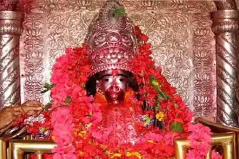 অমাবস্যায় সন্ধের পর বাড়ির সদর দরজার সামনে দু’টি তিলের তেলের প্রদীপ জ্বালাবেন। এর ফলে বাড়ির সমস্ত নেগেটিভ শক্তি বেরিয়ে গিয়ে পজিটিভ শক্তির আবির্ভাব ঘটবে।