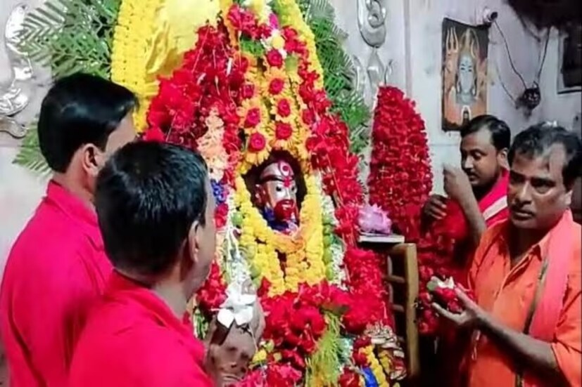 একটি শুকনো নারকেল, অর্থাৎ নারকেলের ভিতরে জল যেন না থাকে, এমন নারকেল নিয়ে তার এক দিকে ফুটো করে সে ফুটো দিয়ে চিনি পুরে দিন ভিতরে। 