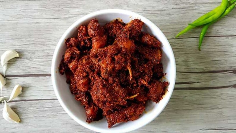 আচারের মধ্যে রয়েছে উপকারী প্রোবায়োটিক। যা খাবার হজম করতে সাহায্য করে। থাকে গুরুত্বপূর্ণ কিছু ব্যাকটেরিয়া। তাই ডায়ারিয়া, কোষ্ঠকাঠিন্যের সমস্যাতেও কাজ করে আচার। যাঁরা নিয়মিত গ্যাস-অম্বলের সমস্যায় ভোগেন তাঁরা আচার খেলে উপকার পাবেন।