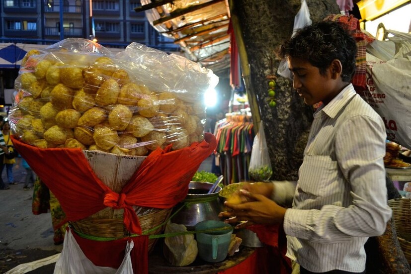  বাংলার রাজধানী কলকাতা বরাবরই 'স্ট্রিট ফুড'-এর জন্য বিখ্যাত। ফুটপাত দখল করে ফাস্টফুডের স্টল বা অন্যান্য খাবারের দোকান কলকাতা শহরে নতুন নয়। 