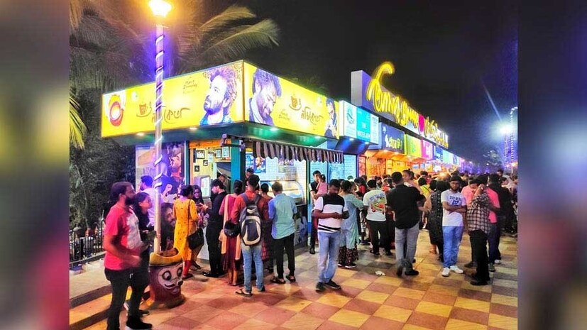 ইতিমধ‍্যে, বহু মানুষের বসার ব্যবস্থা করে দেওয়া হয়েছে পুরসভার পক্ষ থেকে। সাজিয়ে তোলা হয়েছে গোটা জায়গাটি। একই সঙ্গে রয়েছে মিউজিক সিস্টেম, যেখানে রবীন্দ্র সঙ্গীত শোনার ব্যবস্থা থাকছে। 