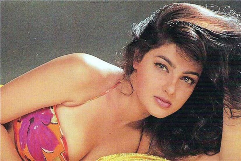 মিঠুন চক্রবর্তীর সঙ্গে ‘ভাগ্য দেবতা’ নামের একটি বাংলা ছবিতেও অতিথি শিল্পী হিসাবে দেখা গিয়েছে তাঁকে।