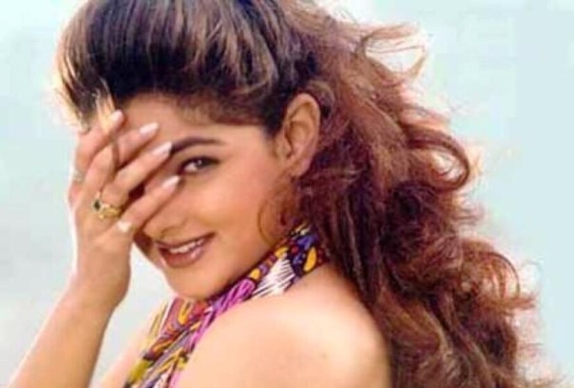 এখানেই বিতর্কের শেষ নয়। চায়না গেট ছবির শুটিং চলাকালীন পরিচালক রাজকুমার সন্তোষীর বিরুদ্ধে যৌন হেনস্থার অভিযোগ আনেন মমতা। যদিও পরিচালক সেই অভিযোগ অস্বীকার করেন।