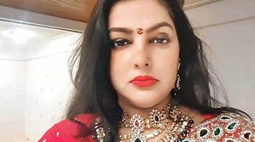 মমতা কুলকার্নির চেহারা এখন অনেকটাই বদলে গিয়েছে। এই সুন্দরী অভিনেত্রীর জীবনধারাও পুরোপুরি বদলে গিয়েছে। অভিনেত্রীর ওজন বেড়েছে। রূপচর্চার প্রতিও আগ্রহ হারিয়েছেন তিনি।