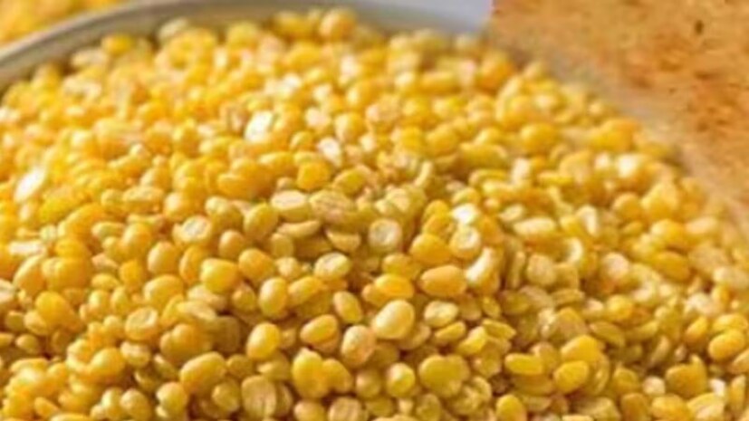কাঁচা মুগডালের জন্য সেরা যুগলবন্দি হল সাদা জিরে ও কাঁচা লঙ্কা৷ অনেক গৃহিণী পছন্দ করেন পাঁচফোড়ন, কাঁচা লঙ্কার ফোড়নও৷ 