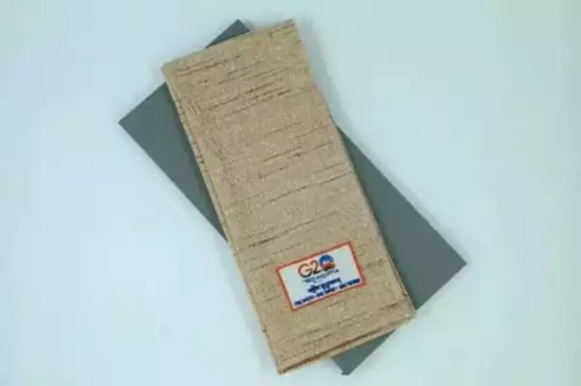 ভারতের স্বাধীনতা সংগ্রামের অন্যতম প্রতীক খাদিবস্ত্র৷ সেই খাদি সম্ভারের উত্তরীয় উপহার দেওয়া হয়েছে জি-২০ থেকে ফিরে যাওয়া অতিথিদের৷