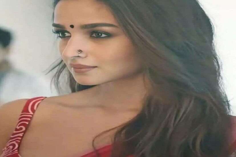  বলিউড স্টাইল এই শাড়ি এবার কিনে ফেলুন কলকাতাতে বসেই। এই সিনেমায় আলিয়াকে যে সব শাড়িতে দেখা গিয়েছিল প্রায় সব শাড়িই পাওয়া যাচ্ছে। দামও সাধ্যের মধ্যেই। ৮০০ থেকে শুরু হয়ে ৫০০০ টাকার মধ্যে।