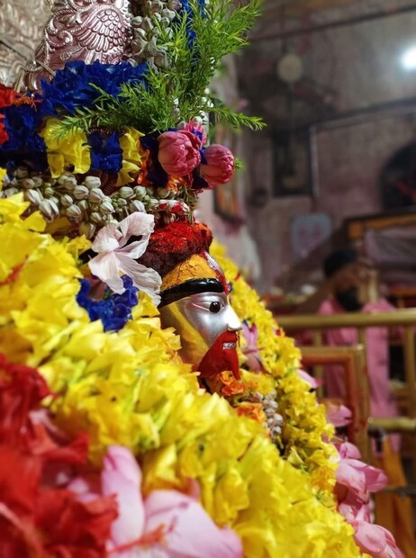 এদিন আরতির পর মা তারাকে রাজরাজেশ্বরী বেশে সাজিয়ে পূজিত করা হবে রাতভর।