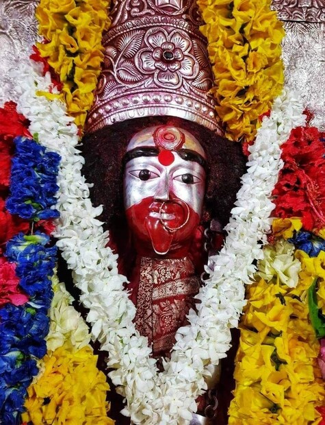 বৃহস্পতিবার সন্ধ্যায় হবে মায়ের বিশেষ সন্ধ্যারতি এবং তার সঙ্গে মা তারাকে নিবেদন করা হবে বিশেষ শীতল ভোগ। শীতল ভোগে থাকবে লুচি, সুজি, বিভিন্ন রকমের ফল, পাঁচ রকম মিষ্টি ও ক্ষীর-সহ অন্যান্য উপাদান। 