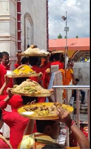 চার দফার ভোগের মধ্যে দুপুরে দেওয়া হয় অন্নভোগ। ফ্রায়েড রাইস, সাদাভাত,বাসন্তী পোলাও, ১১ রকম ভাজা দেওয়া হয়, পোড়া শোল, ইলিশ-সহ পাঁচ রকম মাছ, চাটনি,পায়েস এবং অন্যান্য উপাচার।
