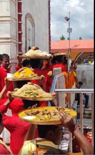 পুণ্যতিথির দুপুরে বিশেষ অন্নভোগ নিবেদন করা হবে তারা মাকে। এদিন, চারভাগে দেবীকে ভোগ দেওয়া হয়। সকাল,দুপুর,সন্ধ্যা এবং রাত্রে।