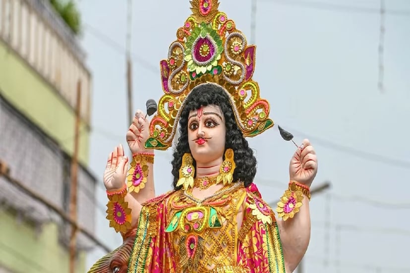 বিশ্বকর্মাকে স্বর্গের ইঞ্জিনিয়ার বলা হয়ে থাকে। তাই কর্মসূত্রে বা পড়াশোনর জন‍্য মেশিনের সঙ্গে যুক্ত যাঁরা, তাঁরা বিশ্বকর্মা পুজো করে থাকেন। এদিন বিভিন্ন ধরনের মেশিনের পুজো ও গাড়ির পুজো করারও রীতি প্রচলিত আছে।