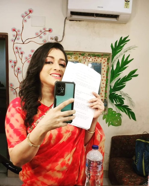 ইনস্টাগ্রামে ‘ওয়ান লাস্ট টাইম’ অর্থাত্‍ ‘শেষ বারের মতো’ ক‍্যাপশনে লিখে সিরিয়ালের সেট থেকে কয়েকটি ছবি পোস্ট করেছেন অভিনেত্রী। তাঁর এই ছবি দেখেই ভক্তদের সন্দেহ হয়তো শেষ হয়ে যেতে চলেছে ‘এক্কা দোক্কা’। 
