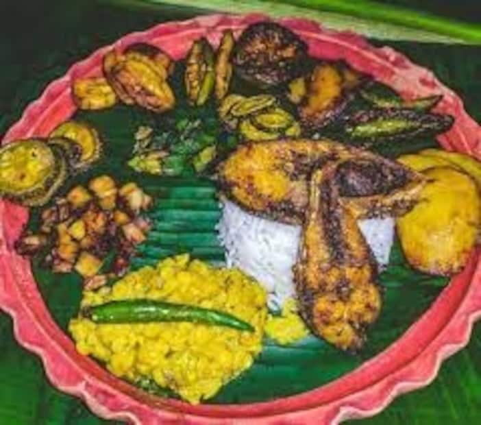 আলু, কুমড়ো, কলা, পটল, নারকেল, বেগুন, ভাজা, ভাত, নারকেল কুরো ভাজা, ছোলার ডাল, পুঁইশাক, মাছ ভাজা, কচুর শাক, ইলিশ মাছ, মাছের ঝাল, চালতার টক ইত্যাদি খাওয়ার দেওয়ার রীতি রয়েছে রান্নাপুজোয়।
