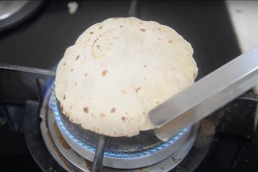 শীতলা অষ্টমীতে ভোগ প্রসাদ নিবেদন করা হয় শীতলা মাতাকে৷ এই তিথিতেও রুটি তৈরি অশুভ বলে মনে করা হয়৷