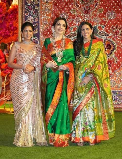 নীতা আম্বানি, আম্বানি পরিবারের বধূ শ্লোকা হবু বউমা রাধিকাও সেজে উঠেছিলেন ট্র্যাডিশনাল পোশাকে
