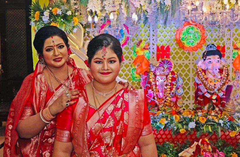 প্রতিবারের মতো এ বারও শোভন ও বৈশাখী একই রঙের পোশাক পরেছিলেন৷ তাঁরা গোলাপি রঙের পোশাকে সেজেছিলেন৷ 