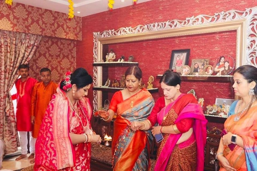 গণেশপুজো উপলক্ষে তাঁদের বাসভবনে সমবেত হয়েছিলেন আত্মীয় পরিজন এবং পরিচিতরা৷
