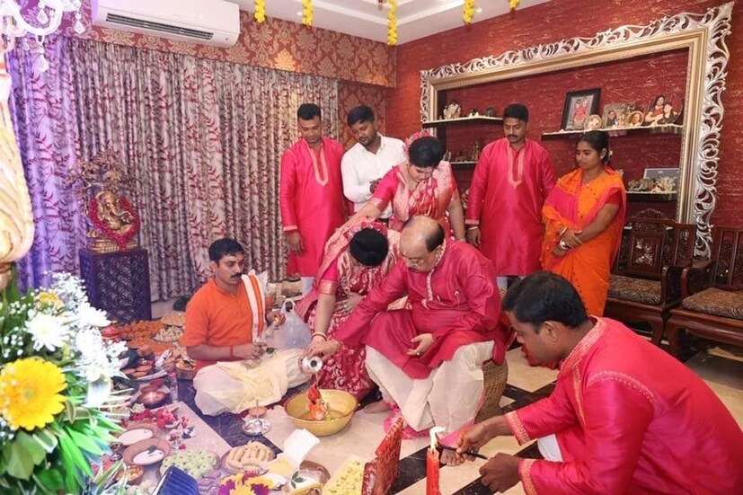 গণেশ চতুর্থীর পাশাপাশি লক্ষ্মী ও সরস্বতী পুজোতেও এভাবে সকলের সঙ্গে যাপন করেন শোভন ও বৈশাখী৷ পুজোকে উপলক্ষ করে উৎসবের আনন্দে শামিল হতে ভালবাসেন তাঁরা৷