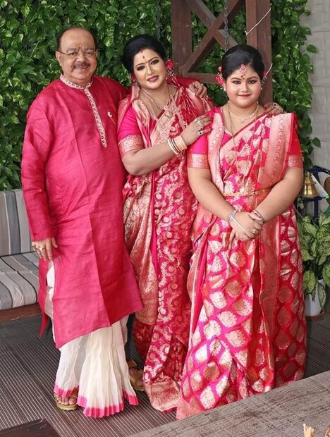 গণপতি উৎসবের শেষে আবার শুরু অপেক্ষা৷ আগামী বছর আবার একইভাবে গণপতি বাপ্পার আরাধনায় শামিল হতে চান শোভন চট্টোপাধ্যায় এবং বৈশাখী বন্দ্যোপাধ্যায়৷ 