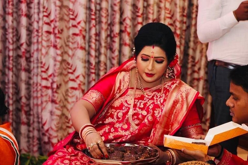 কন্যা মহুলের স্কুলের পরীক্ষা শেষ হওয়ার পর রাত জেগে চলে পুজোর প্রস্তুতি৷ তার পর পুণ্যতিথিতে হল গণেশ উপাসনা৷ 