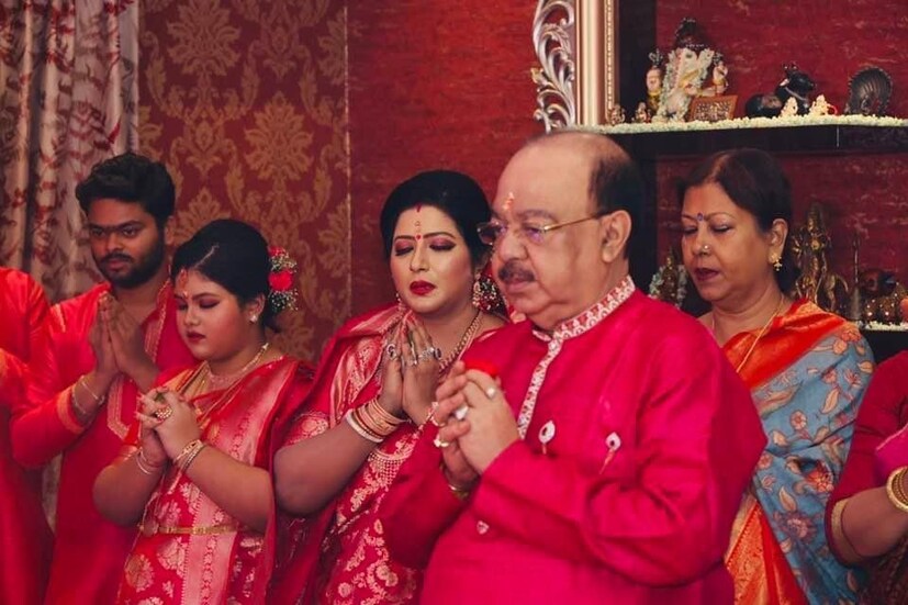 প্রতিবারের মতো এ বারও শোভন ও বৈশাখী একই রঙের পোশাক পরেছিলেন৷ তাঁরা গোলাপি রঙের পোশাকে সেজেছিলেন৷ 