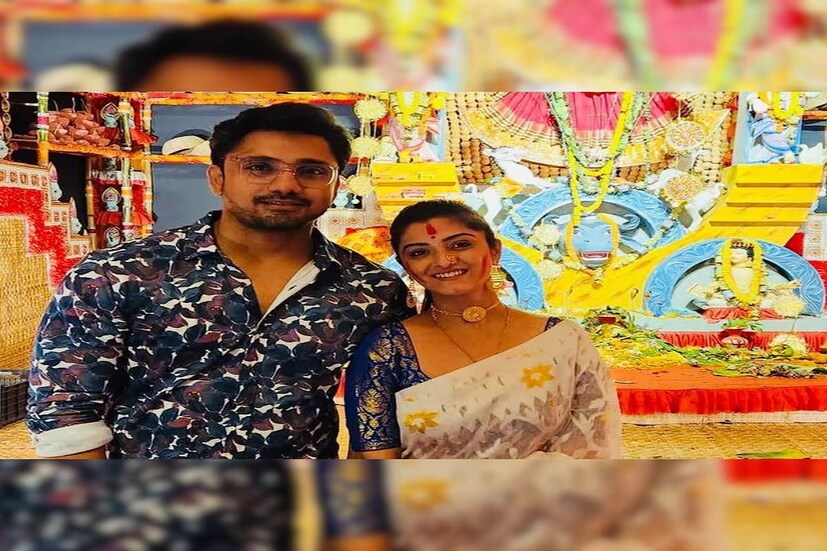 কিছু মাস আগে, নিম ফুলের মধুর-সেটে দুর্ঘটনা ঘটে রুবেলের। পায়ে চোট পায় তিনি। বর্তমানে, স্ক্র্যাচ নিয়েই সব জায়গায় যাচ্ছেন তিনি। কিন্তু প্রমিকার জন্মদিনে ভাটা পড়েনি তাঁর অসুস্থতায়। 