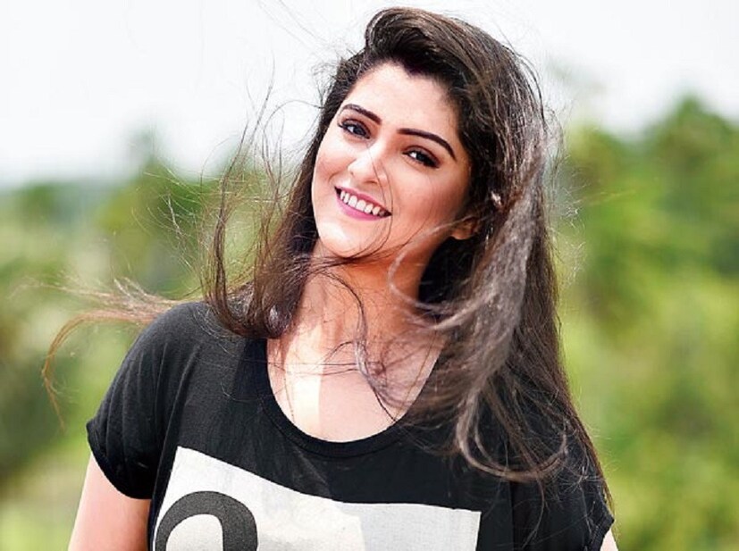 দুপুরে শ্বেতার মা তাঁর জন্য পছন্দের সব রান্না করবে। ভাত, ডাল, পাঁচ রকমের ভাজা, মটন। আর দিদি, জামাইবাবু, দাদা বউদিরা সবাই আসবে। রাতে সপরিবারে বাইরে ডিনারে যাব বার্থডে গার্ল।