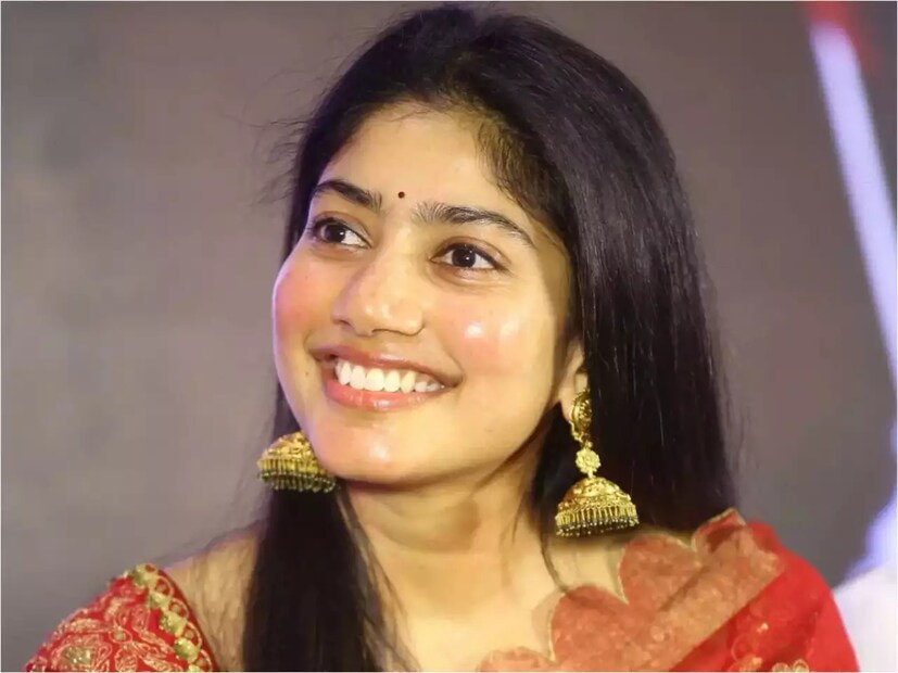 আসলে ছবিটি পরিচালক রাজকুমারের 'এসকে ২১'-এর পুজোর সময় তোলা হয়েছিল৷ চলতি বছর এই ছবি পোস্ট করেই অভিনেত্রীকে শুভেচ্ছা জানান পরিচালক৷ তারপর থেকেই ছবিকে ঘিরে শুরু হয় গুঞ্জন৷ বর্তমানে রাজকুমারের পরিচালনায় ছবিও করছেন পল্লবী৷ সেই কারণেই গুঞ্জন চলছে৷