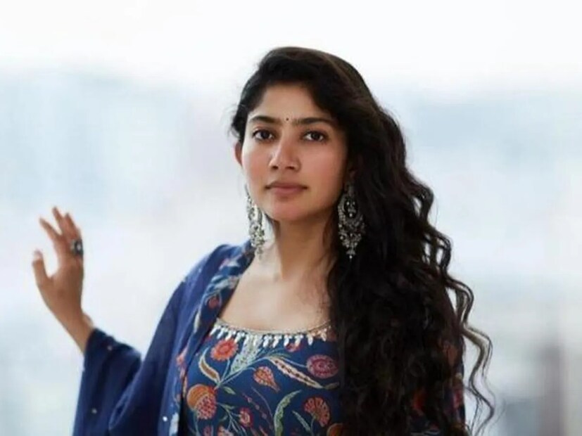  গুঞ্জনে অবশেষে মুখ খুললেন সাই পল্লবী৷ তিনি বলেছেন, এসব গুঞ্জনে আমার কিছু যায় আসে না৷ আমার সঙ্গে পরিবার, বন্ধু-বান্ধব আছে৷ একটা পুজোর ছবি এডিট করে ছড়িয়ে দেওয়ার মতো জঘন্য কাজ আর কিছু হয় না৷ এটা একটা জঘন্য রুচির পরিচয়৷ এই ধরনের জিনিসে মন্তব্য করতে চাই না৷